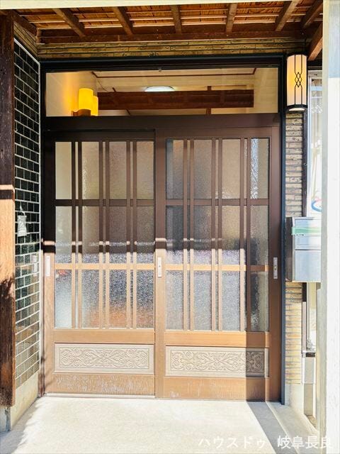 ≪外玄関≫
軒がしっかりとあるので雨の日でも濡れずに傘をさせます◎