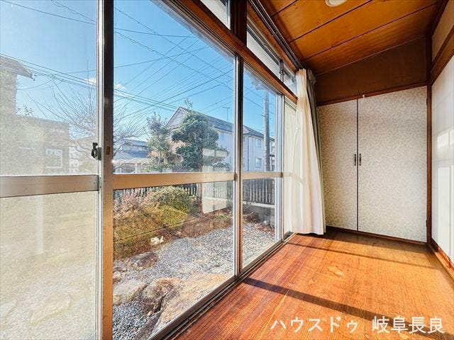 ≪1F縁側≫
庭の景色を眺めながら、穏やかな時間を過ごせる広々とした縁側です。日向ぼっこや夕涼みに最適で、内と外をつなぐ心地よい空間が、和の暮らしに豊かな彩りを与えます。