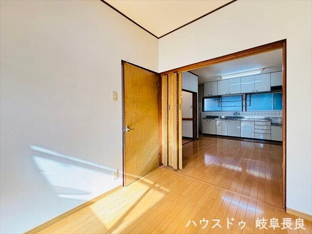 家族でくつろぐスペースは気持ちの良い空間で過ごしたいですよね。南向きの窓から陽射しが入り、採光・通風共に良好です。