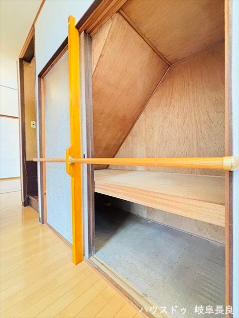 ≪1F階段下≫
階段下に収納が付いています。デッドスペースを無駄にせず、有効に活用できますね。