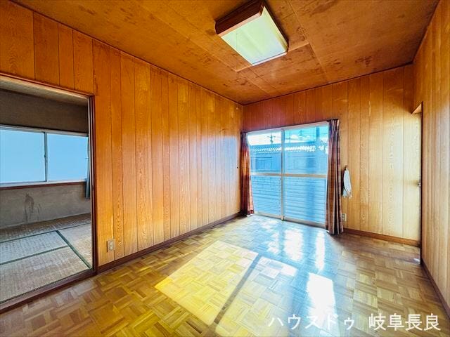≪2F8帖≫
南向きで明るい洋室は、やさしい光が部屋全体に広がり、心地よく過ごせます。ゆったりとした空間で読書や趣味の時間も楽しめます♪