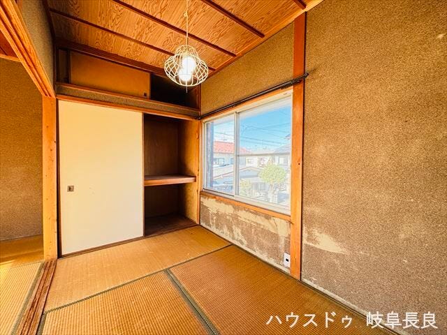 ≪2F3帖≫
収納スペースも設けられた和室のお部屋です。天井が板張りになっているのでぬくもりを感じます。