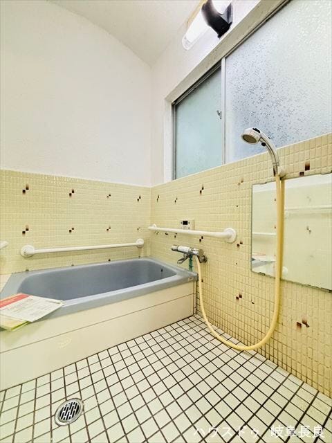 窓からしっかりと換気が出来るので、湿気がこもりにくく掃除も楽になりますね。