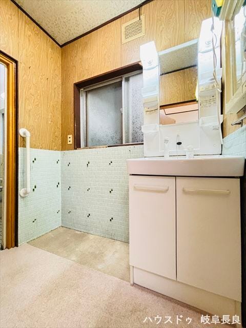 洗面台には収納もしっかりついていますので、洗剤やシャンプーなどのストックもできます。窓から換気が出来るので、湿気がこもりにくく掃除も楽になりますね。