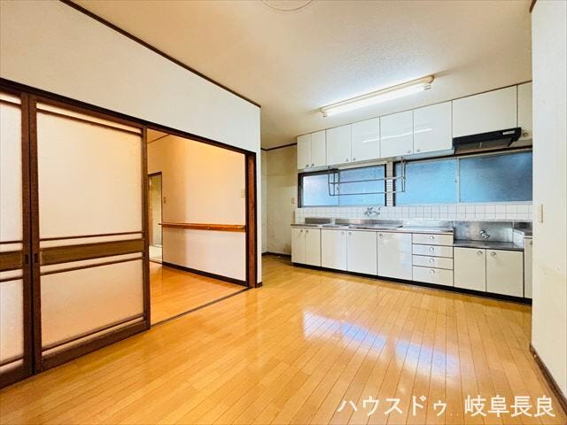 キッチンからダイニングテーブルまでの移動が短く、配膳や片付けがスムーズになりますね。