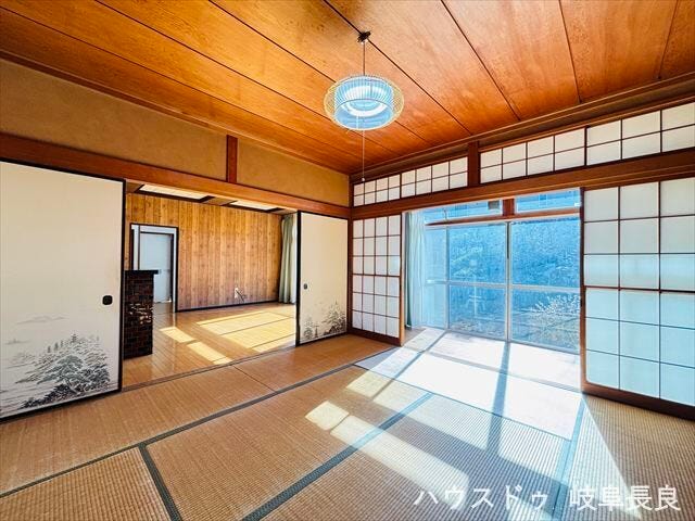 ≪1F8帖≫
故人を偲ぶ仏間が設けられた、格式と静けさを備えた和室です。客間として丁重なおもてなしを叶え、日常では心穏やかに過ごせる落ち着きある空間です。