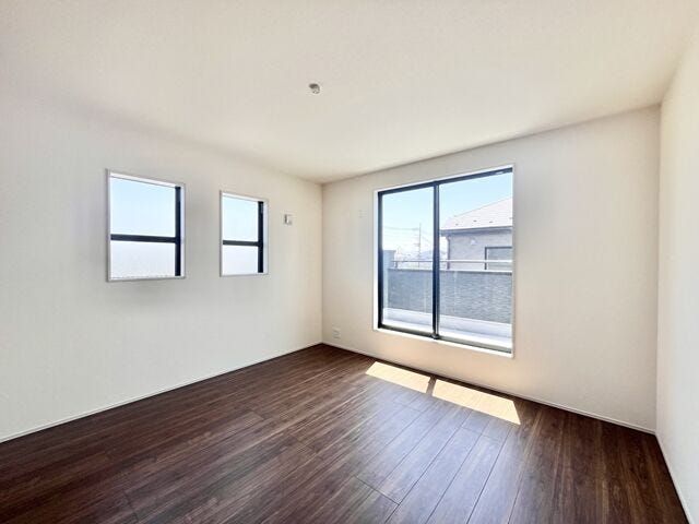 8.5帖洋室:広々としたお部屋なので、ご夫婦の寝室としてもお使いいただけそうです。南側の窓から日差しが入りプライベートの時間も気持ちよく過ごすことができそうです。