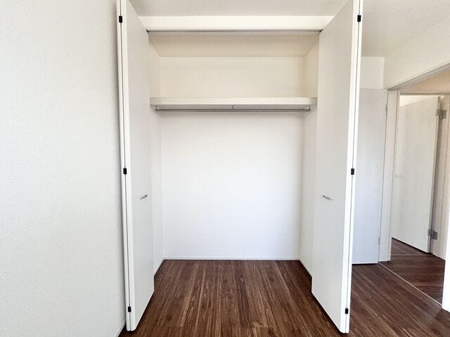 新たに家具を買わなくても良いので、ハンガーパイプ付きのクローゼットは嬉しいですね。収納が付いているのでお部屋を広く使う事ができます。