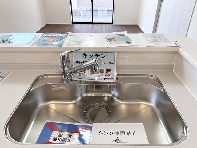キッチン:ワイドシンクなので大きめのお鍋や食器などを一気に洗うことができます。作業スペースも広くお料理の段取りもよくなりそうですね。