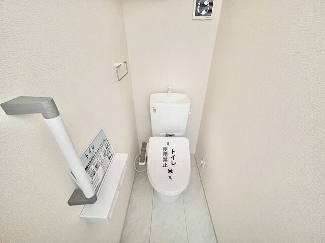 トイレ:白を基調としたシンプルな壁紙のトイレになります。2階にも設置されているのでお部屋からの移動も短縮できますね。