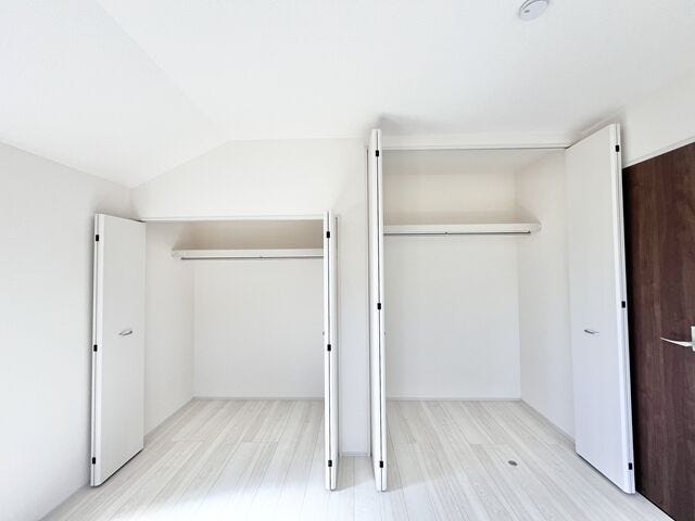ハンガーパイプ付なので衣類にしわを付ける事なくすっきり収納が可能。