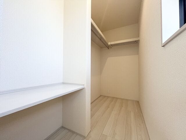 大型のWICです。ハンガーパイプと枕棚の設置があるので使いやすさアップ。床には衣装ケースを配置する事のできるゆとりもあります。