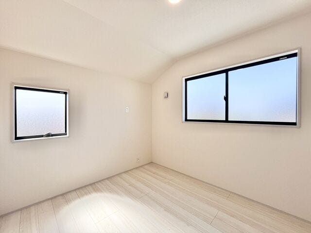 5.3帖洋室:横長の窓がたっぷりと日差しを入れてくれるので、北側にあるお部屋ですが明るい空間になっています。天気のいい日の朝は気持ちよく起きることができそうです。