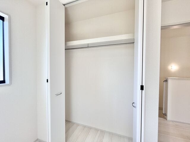 クローゼットがありお部屋を広くお使いいただけます。