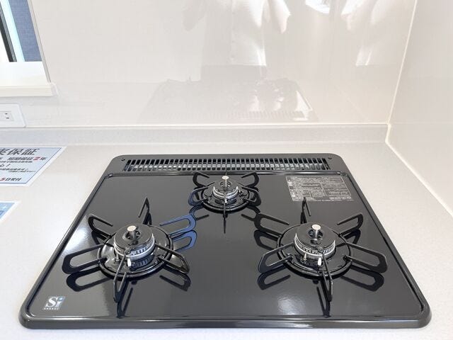 キッチン:使い勝手の良い3口コンロが採用されています。複数の調理が同時にできるのでお料理の時短にも。大きな鍋やフライパンも置くことができます◎