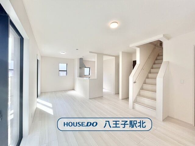 【リビング】
リビング:南向きの広々17.2帖のLDKなので、毎日明るく爽やかな空間でご家族で過ごしていただけます。カウンターキッチンなのでコミュニケーションも自然と増えます。