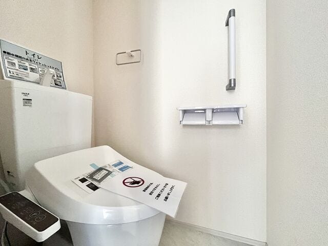 トイレ:ホワイトを基調とした清潔感のあるトイレです。ペーパーホルダーが2つあるのはうれしいですね。その上に小物を置くことができます。