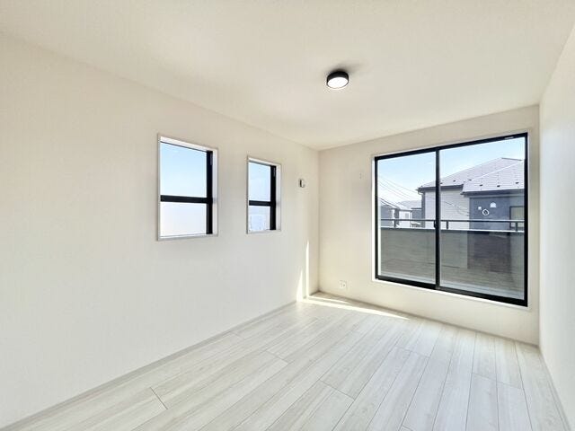 6.5帖洋室:お部屋からバルコニーに出入りできるので、お布団も簡単に干すことができそうです。収納もあるのですっきりと片付けることができます。