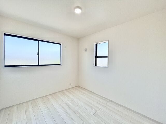 5.3帖洋室:2面採光なので日当たり、風通しともに良好です。北側のお部屋は優しい日差しが入るのでゆったりと読書などを楽しむことができそうです。