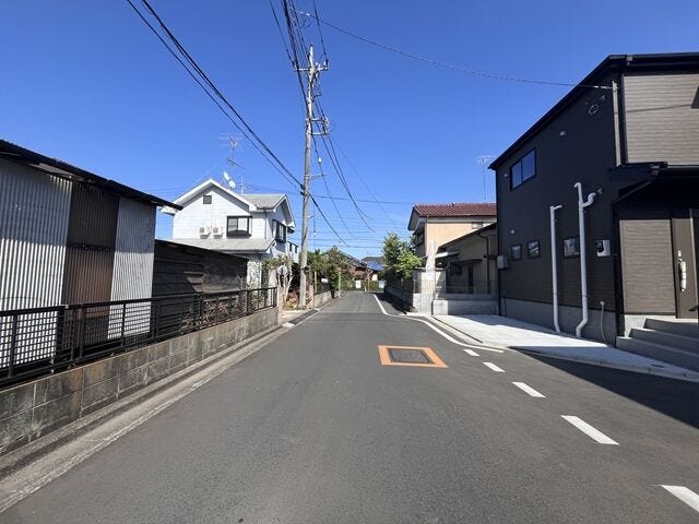 幅員約5mの前面道路です。お子様と手を繋いで歩いている横を車が通り抜けれる道幅となっています。安心してお子様と一緒にお出掛けする事が出来ます。