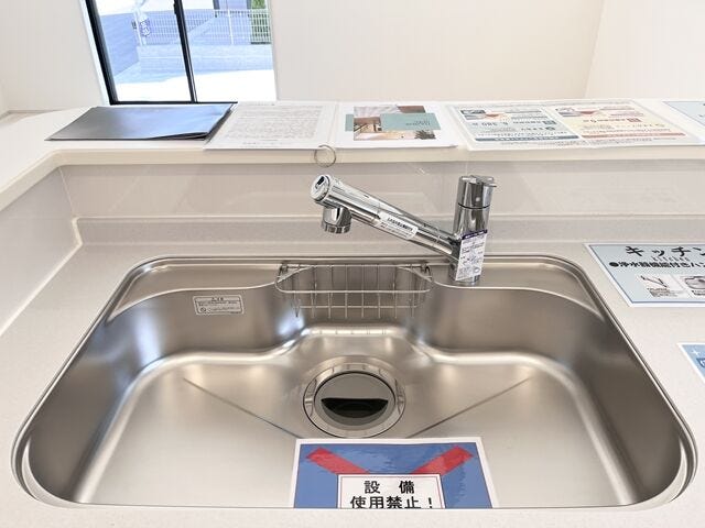 キッチン:ワイドシンクなので大きめのお鍋や食器などを一気に洗うことができます。作業スペースも広くお料理の段取りもよくなりそうですね。
