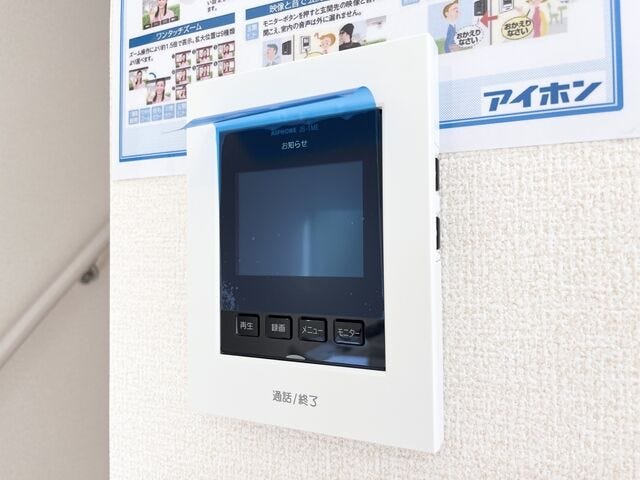 モニター付きインターホン:訪問者の顔を確認できるので防犯の効果が高まり暮らしに安心を与えてくれます。