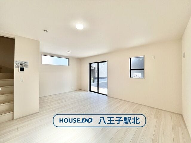 【リビング】
リビング:ご家族の憩いの場♪一緒にテレビを観たり食事をしたり、同じ時間を共有できる温かい空間となります♪