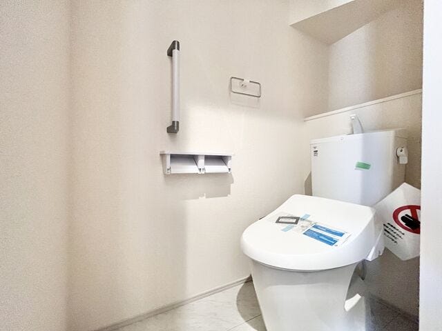 トイレ:ホワイトを基調としたシンプルなデザインの清潔感のあるトイレです。タオルハンガーが備え付けられています。