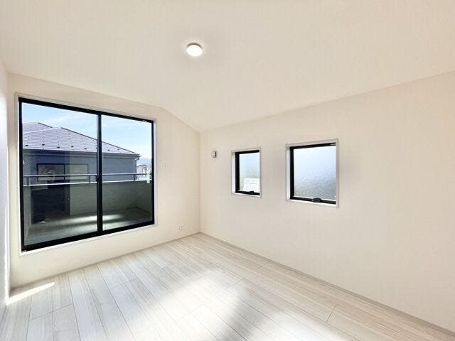 6.5帖洋室:バルコニーにつづく大きめの窓からたっぷりと日差しが降り注ぎます。2面採光なので、明るいお部屋でもちろん風通しも良好です。