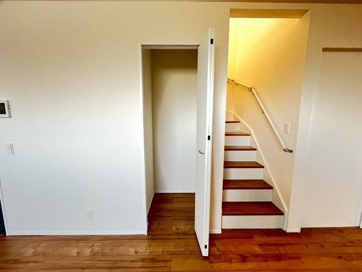 1階 階段横収納