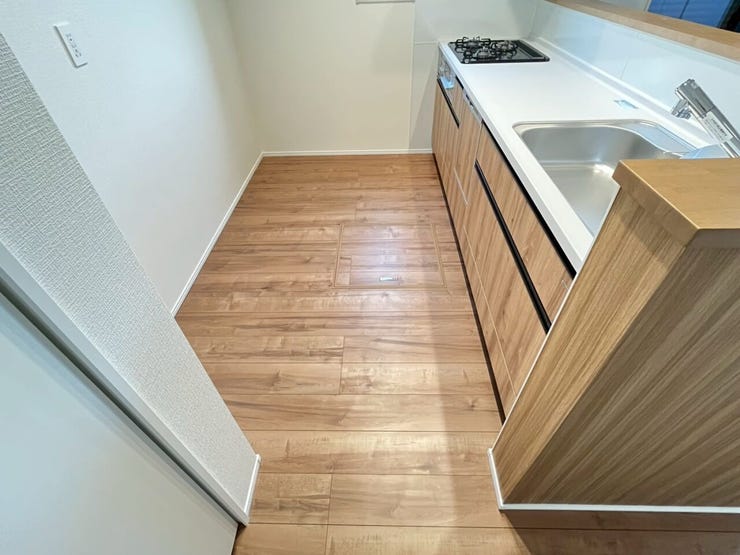 幅も十分に確保しており冷蔵庫等置けます!