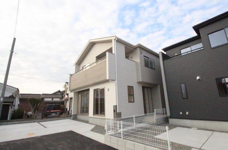 【外観】
◆大安寺駅から徒歩2分!
◆お子さまの成長やライフスタイルの変化に対応できる2ドア1ルーム有!
◆2台分のカースペース付き!(車種による)