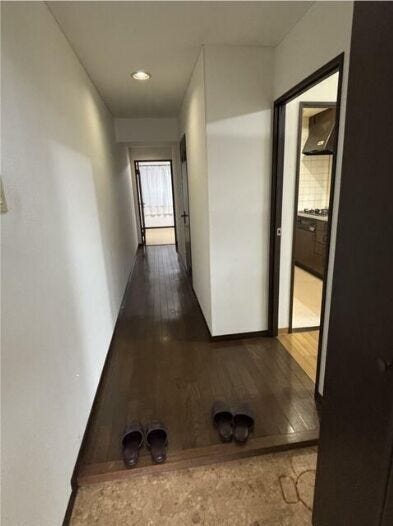 玄関から廊下を望む全景。