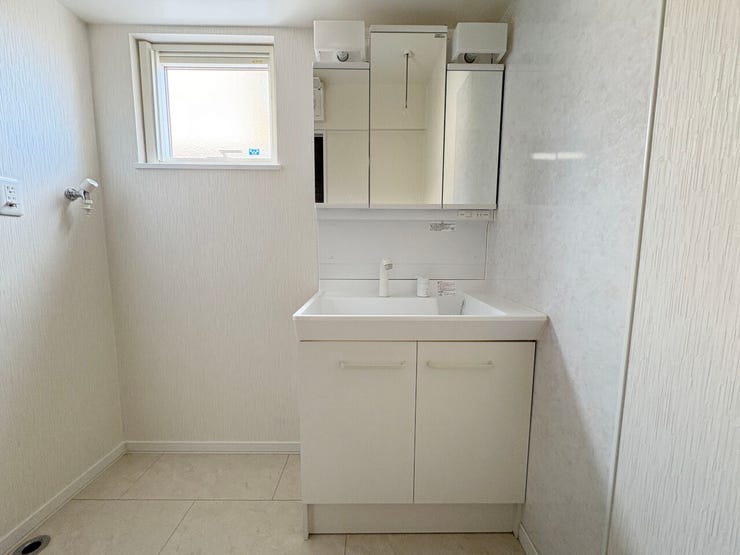 室内(2026年1月)撮影
◎現地案内予約受付中!◎
白を基調とした清潔感のある洗面スペース!