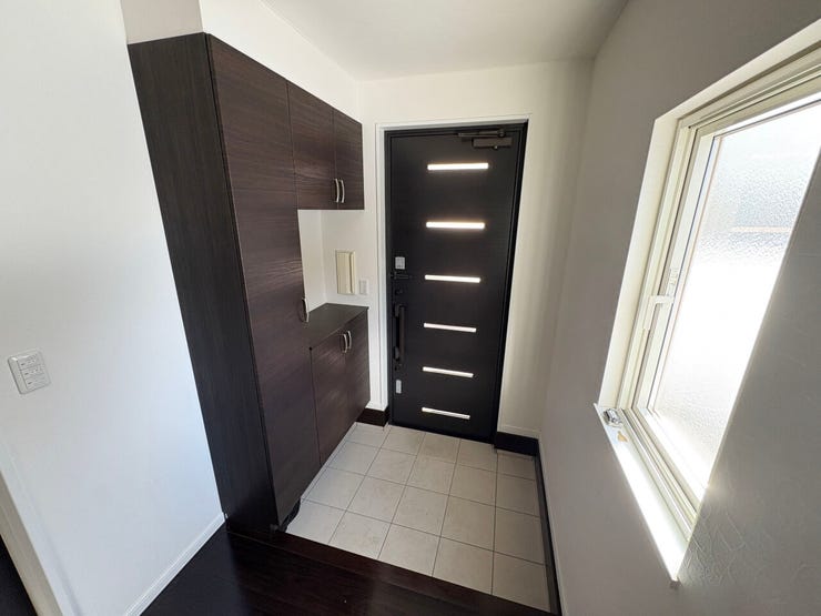 室内(2026年1月)撮影
◎現地案内予約受付中!◎
シューズクローゼットは飽きの来ないデザインと大容量タイプで便利にお使いいただけます。