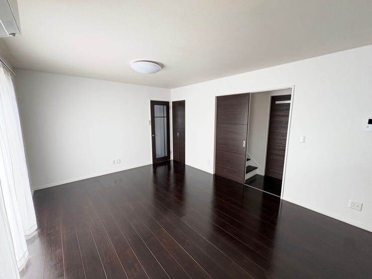 室内(2026年1月)撮影
◎現地案内予約受付中!◎
お好みの家具で揃えやすいシンプルなデザインのリビングです!