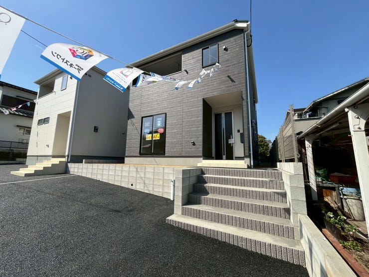 階段を上がって玄関です♪