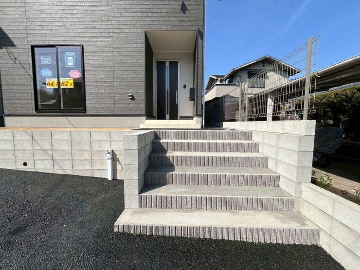 階段から玄関です♪