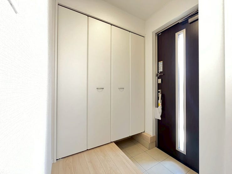 玄関と玄関収納です。