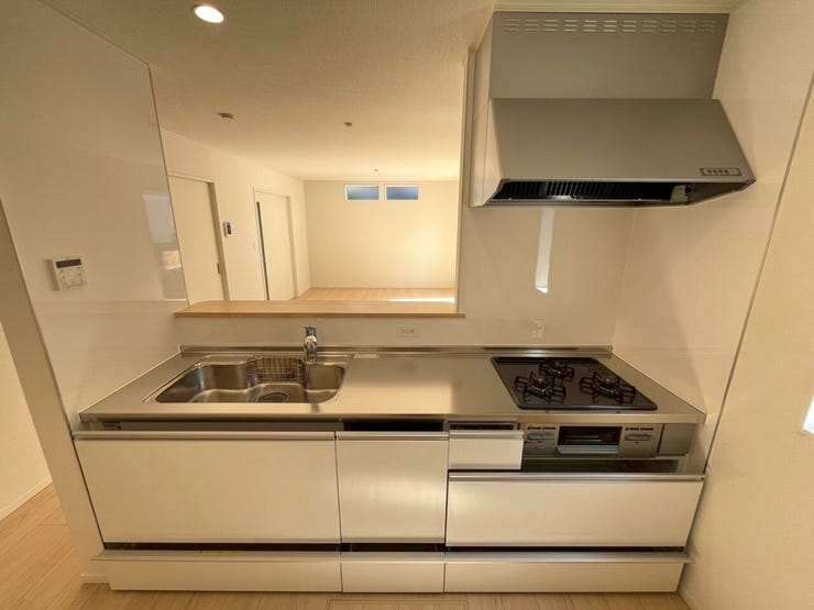 キッチンには多数の収納あり♪