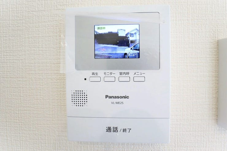 ○カラーモニター付インターホン○ 同仕様
不在時の訪問は自動で録画されます。
訪問者の顔が確認できるのでお子様の留守番にも安心です♪