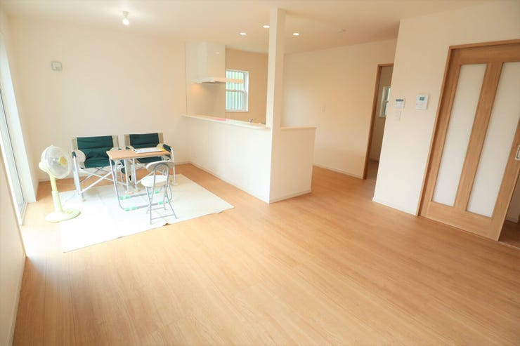 ◇リビング◇ 同仕様
南面を広く取ったリビングは日当たり良好です♪
一家団欒の時間が増えそうですね♪