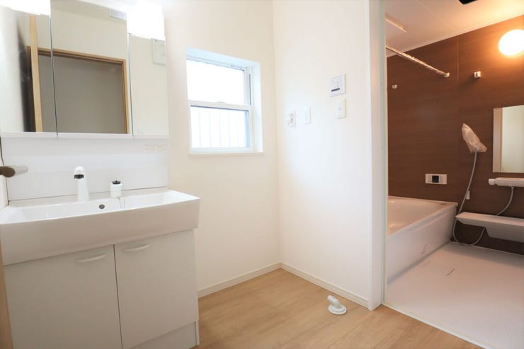 ◇洗面所◇ 同仕様
シャワー付き洗面化粧台♪
三面鏡付で朝の身支度もラクラクです♪