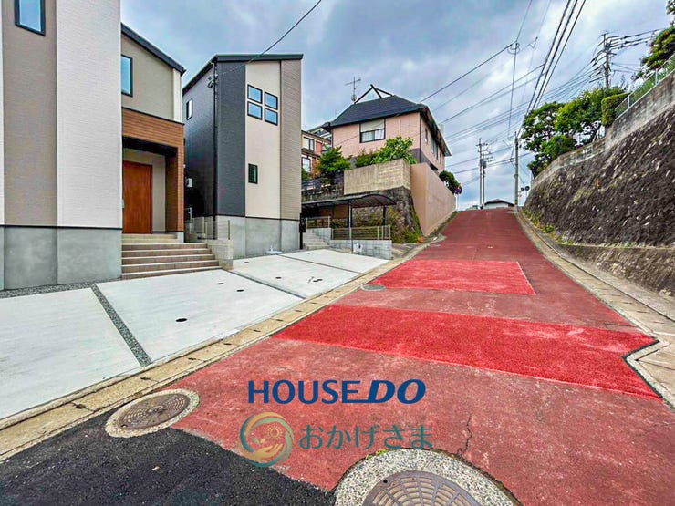 舗装されたカースペースと、前面道路に面してモダンな一戸建てが美しく並ぶ落ち着いた街並みです。