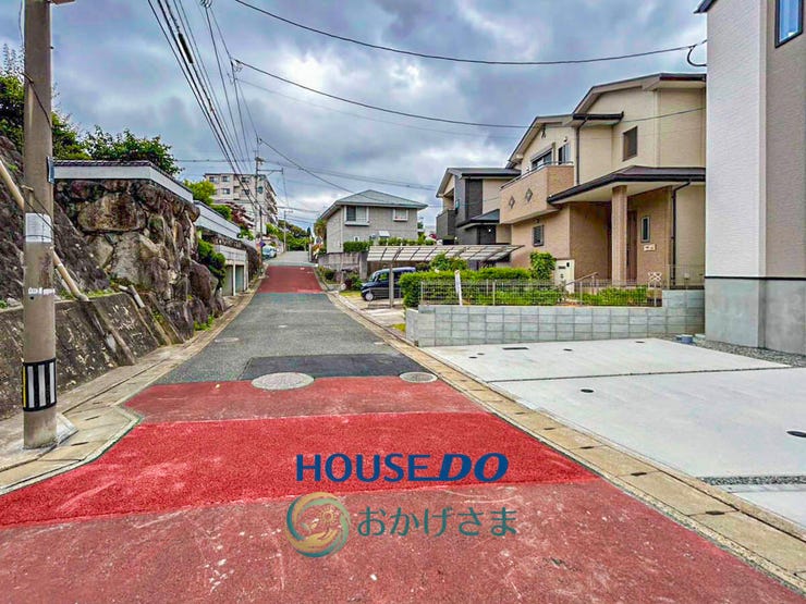 物件の前に広がる見通しの良い前面道路と、閑静な住宅街の穏やかな雰囲気が伝わる周辺環境です。