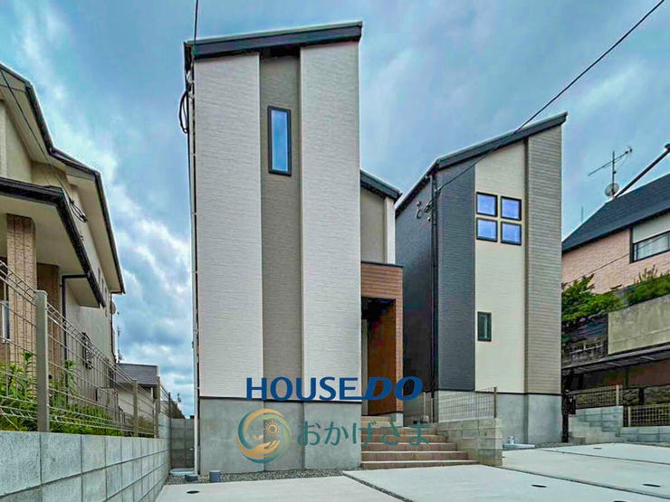 洗練されたモダンなデザインの建物が美しく並ぶ、落ち着きのある上品な住宅街の街並みです。