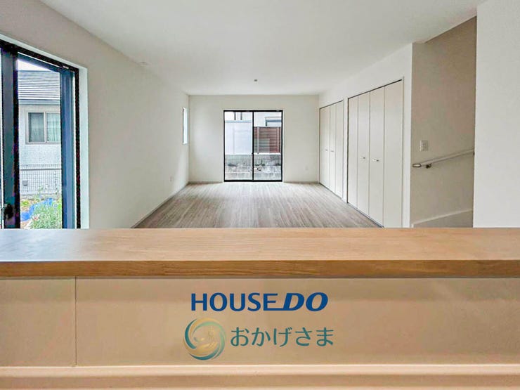 キッチンに立ちながらリビング全体や外の景色まで見渡せる、見通しの良い開放的な設計です。