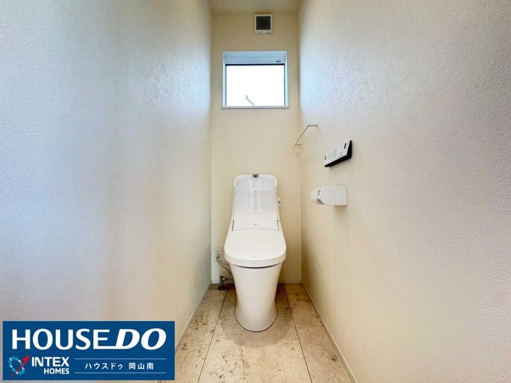 【朝の混雑も解消!】
トイレは1階と2階の2箇所に完備!デザイン性のある床がおしゃれで、どちらも温水洗浄便座・窓付きの快適仕様です♪
ご家族が多い家庭でも、順番待ちのストレスなく快適に過ごせます!