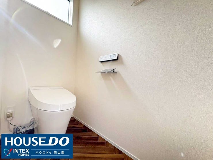 【おしゃれな清潔空間】
ヘリンボーン柄の床が目を引く洗練されたトイレ!温水洗浄機能付で毎日快適です!窓からの採光で明るく、換気もしやすいのがファミリーに嬉しいポイント◎心地よいプライベート空間です!