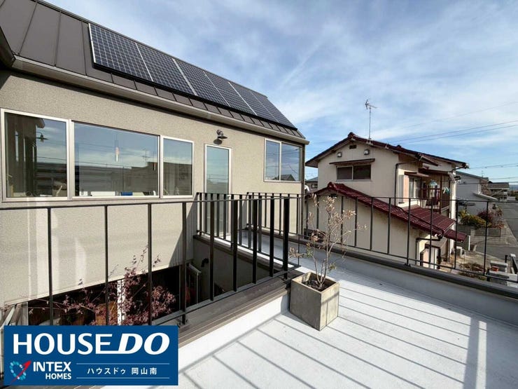 【家計に優しい太陽光パネル付き】
広々としたバルコニーは、お洗濯はもちろん、ちょっとした日光浴にも最適!屋根には太陽光パネルも搭載されておりエコで快適な暮らしをサポートしてくれる頼もしいお家です!